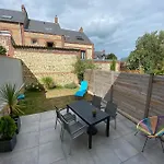 Petite Maison De *