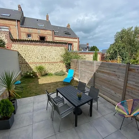 Petite Maison De *