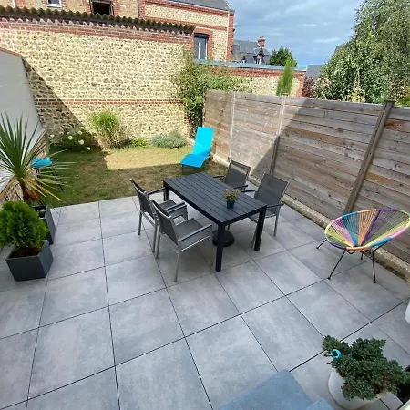 Petite Maison De *