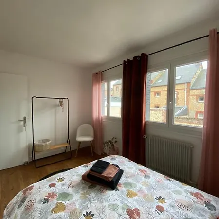 Petite Maison De *