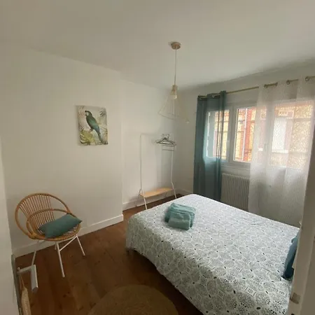 Petite Maison De *