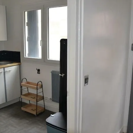 Petite Maison De *